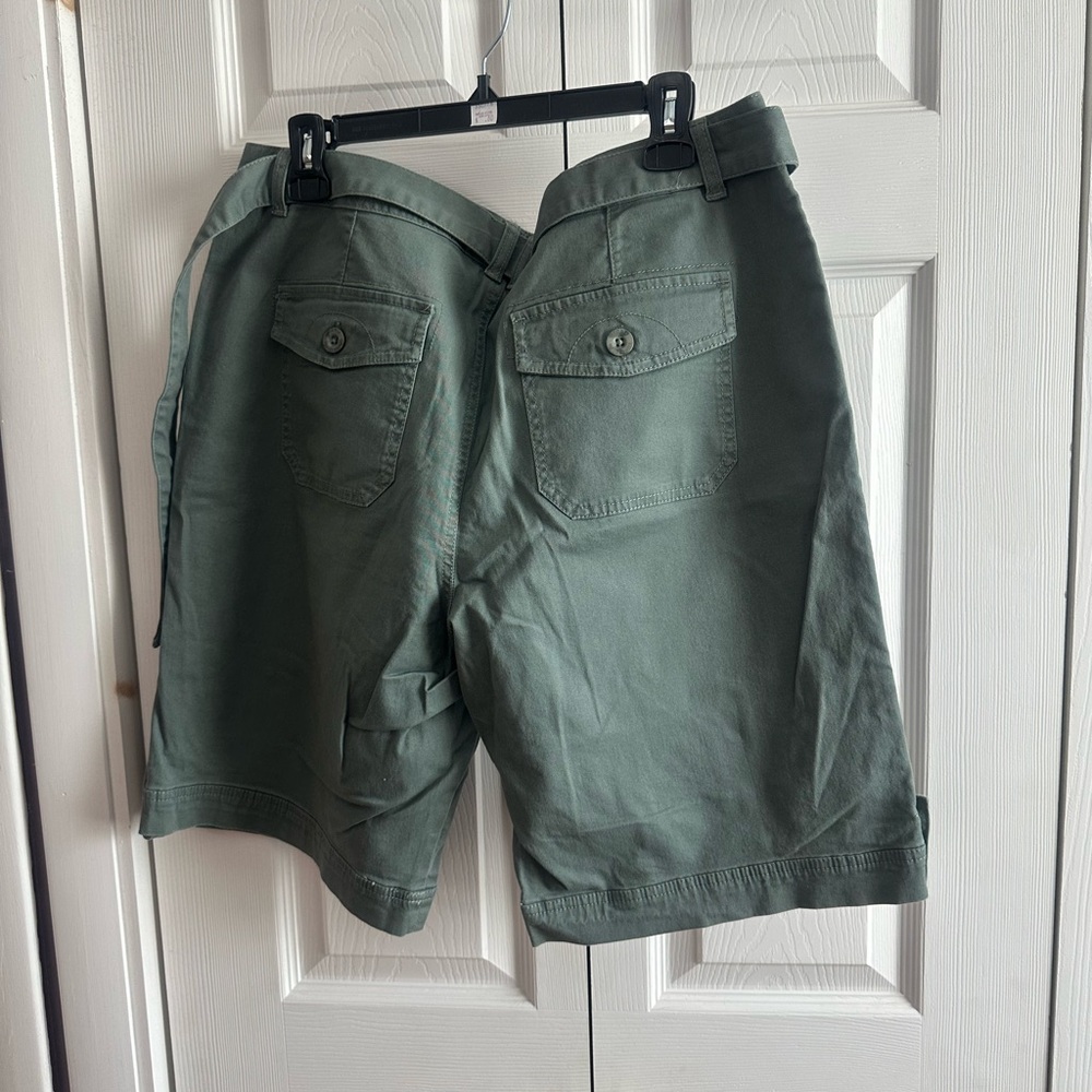 Gloria Vanderbilt Olive Cargo Shorts for Men - Picture 2 of 3